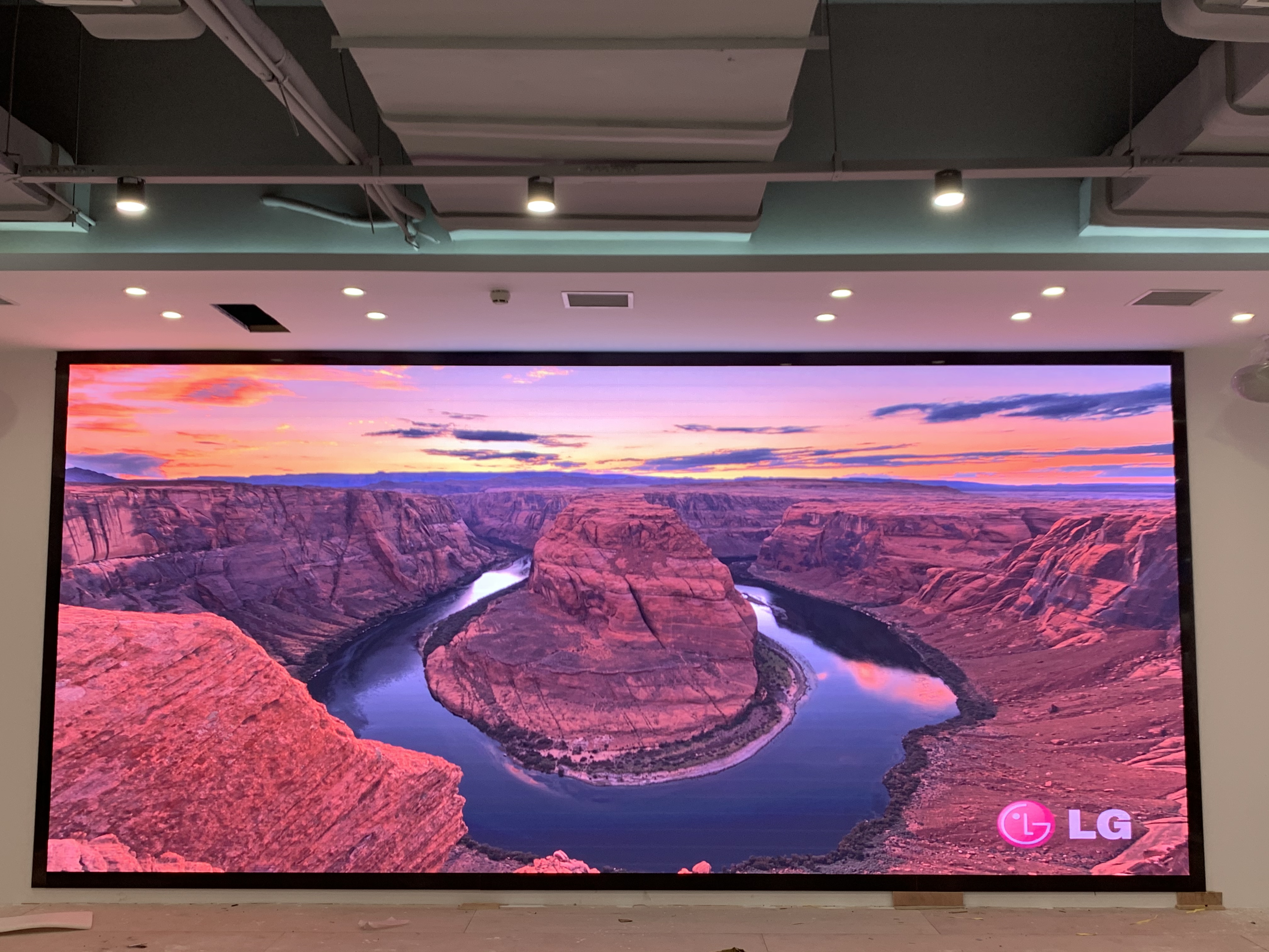 早高峰地鐵站LED廣告機VS紙質(zhì)廣告：300人路過，誰能讓抬頭率從5%飆升到82%？”