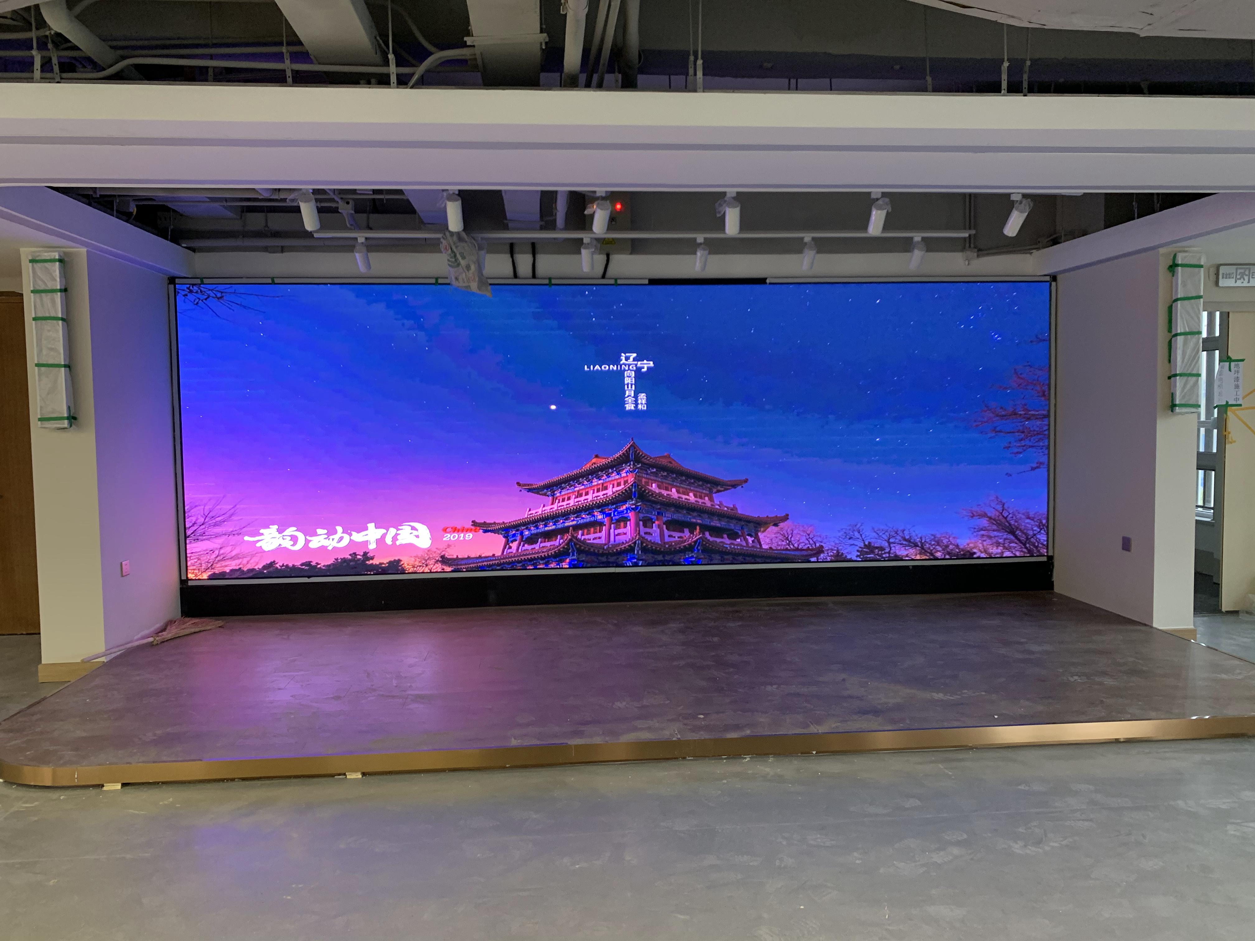 “會議室屏幕掛多高？人體工學高度公式+高管身高適配表”