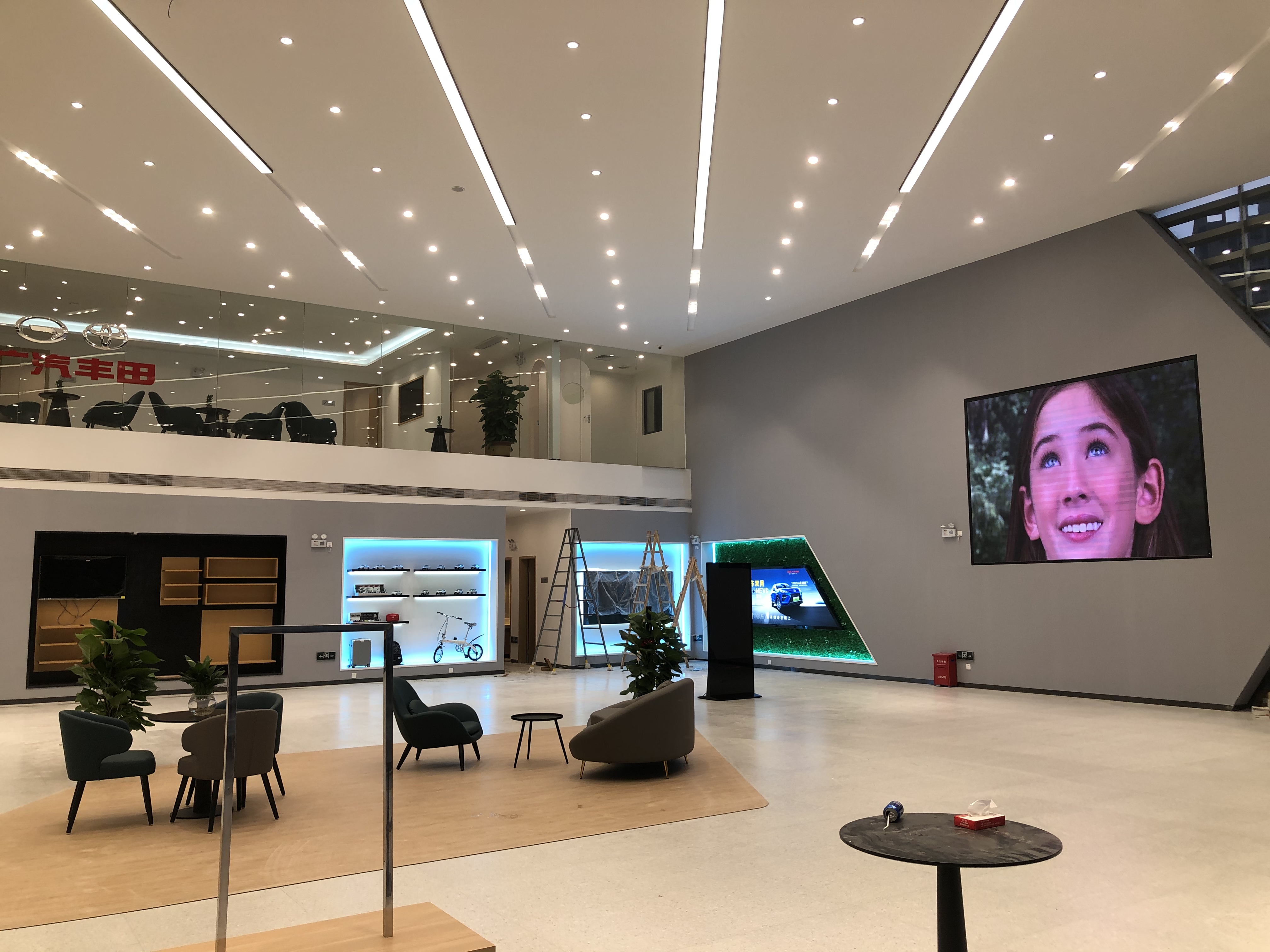 店員瘋狂發傳單，顧客卻頭也不抬？LED廣告機‘強制吸睛’的5個心機設計”