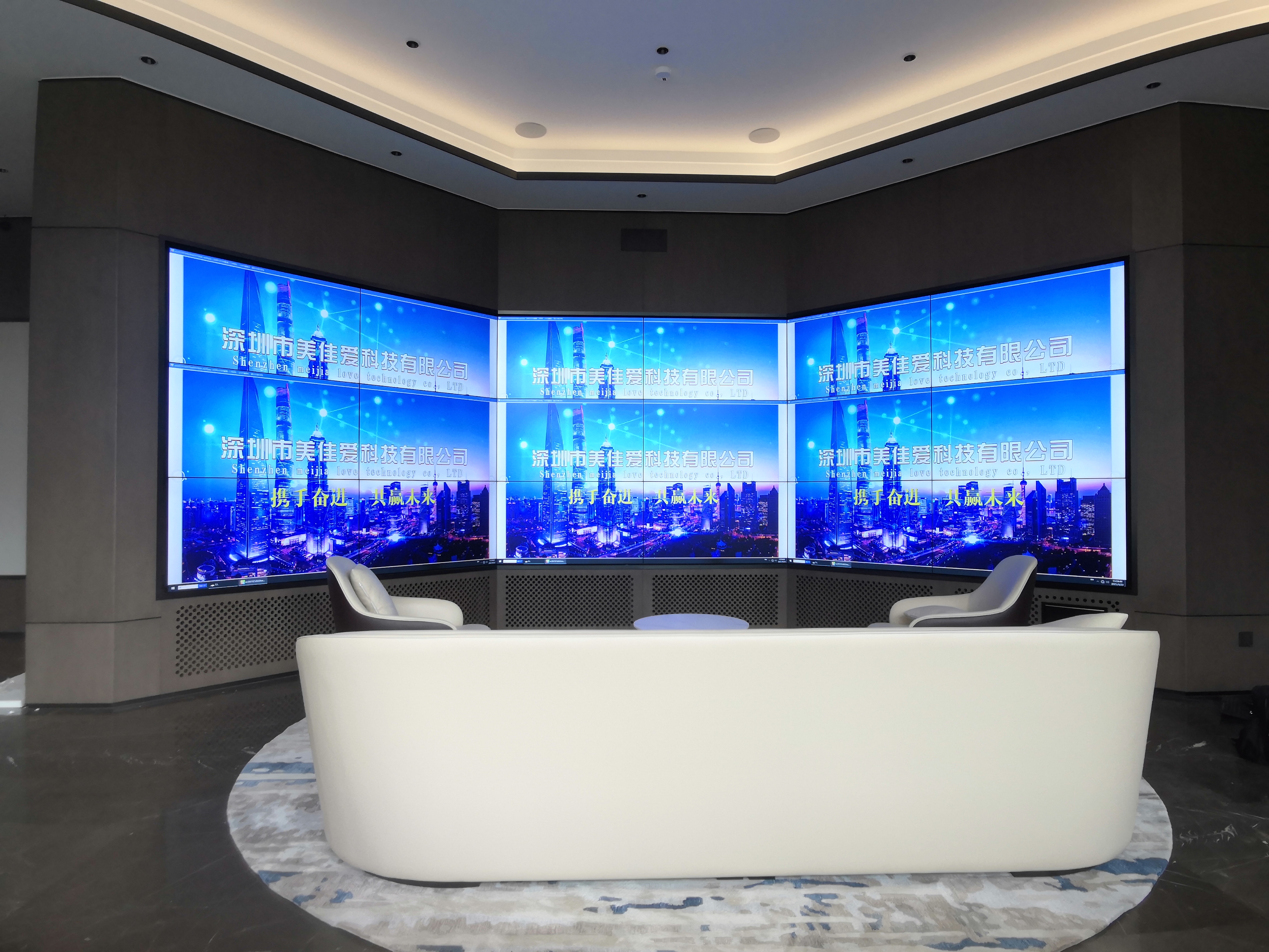 “無線投屏 vs HDMI接線：10人會議切換演示，哪種方式更讓老板崩潰？”